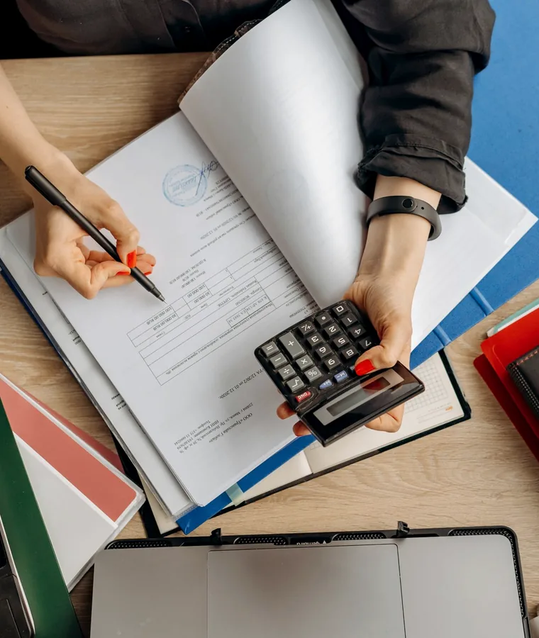 Escritorio con calculadora, carpetas y estados de cuenta
